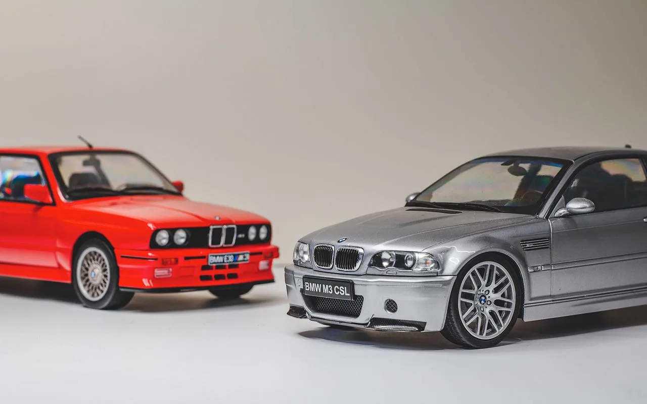 Miniatures BMW E30 M3 et BMW M3 CSL côte à côte
