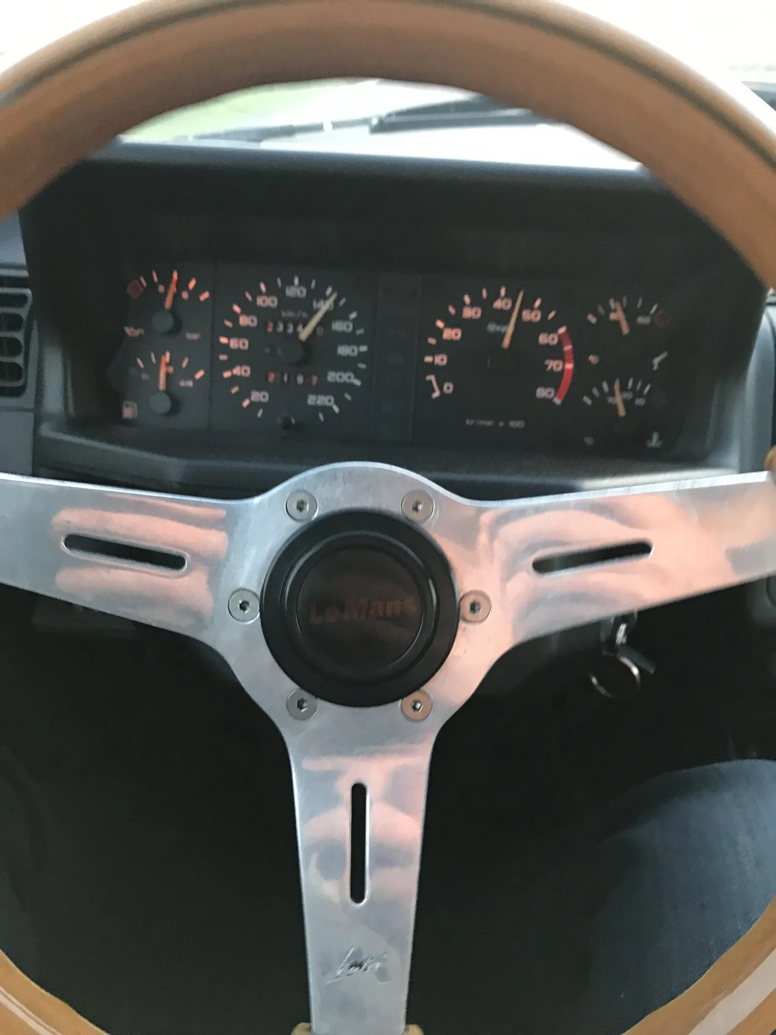 Peugeot 205 GTI Le Mans accompagnée par Dans le Rétro