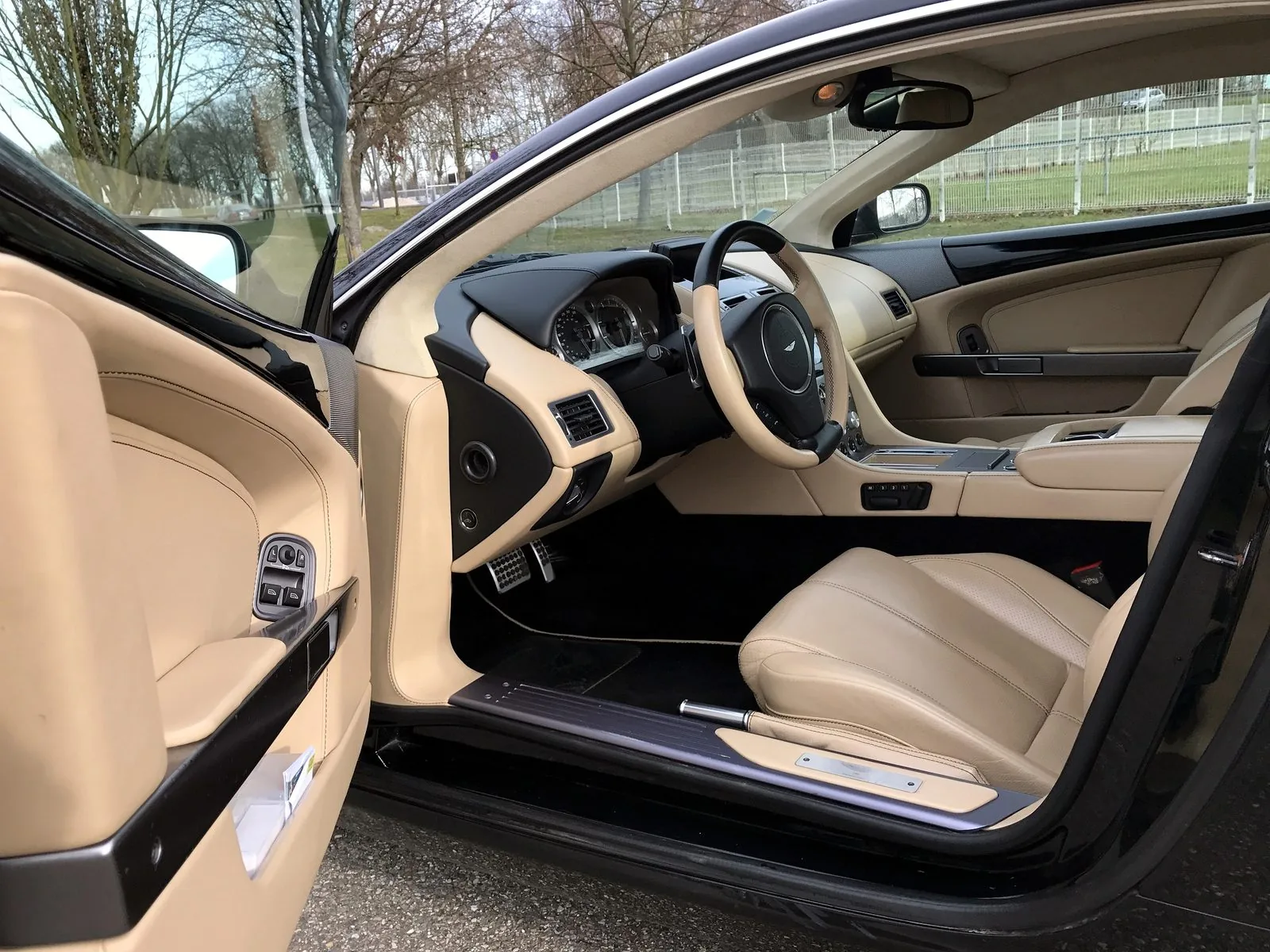 Aston Martin DB9 accompagnée par Dans le Rétro