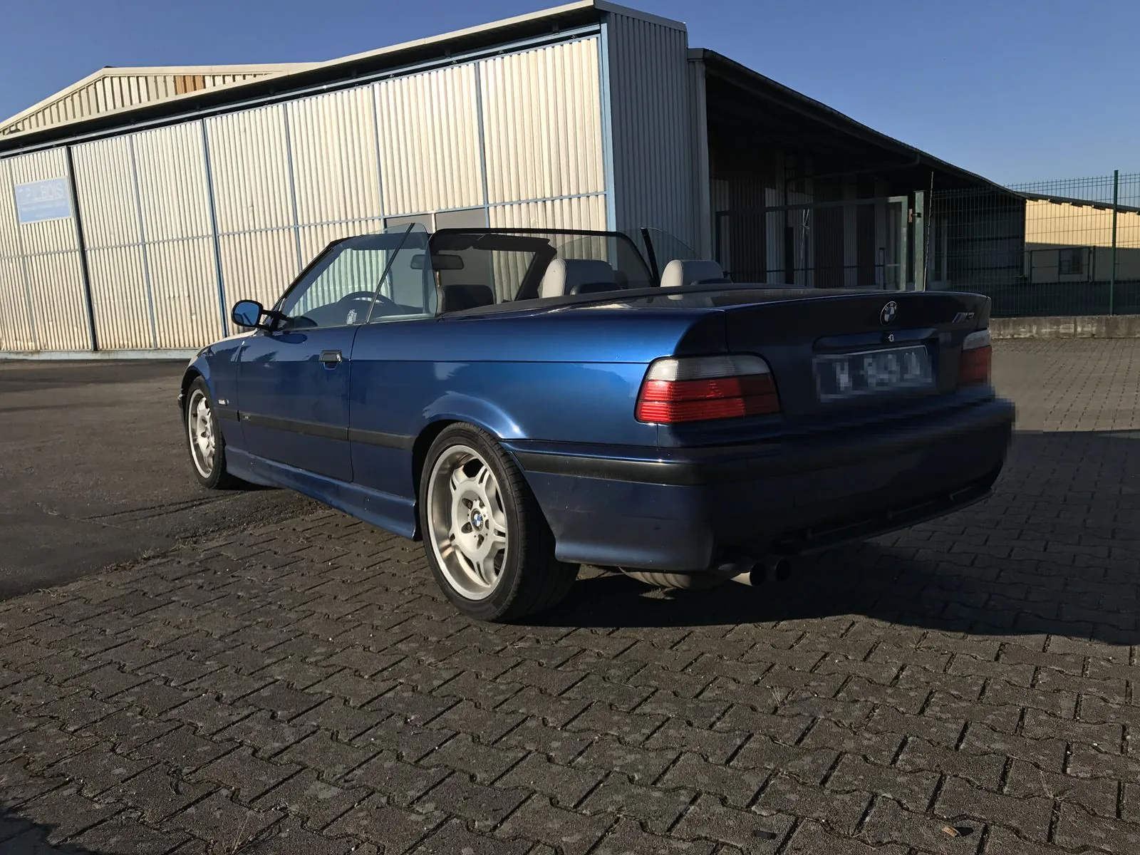 BMW M3 E36 cabriolet bleue vendue par Dans le Rétro