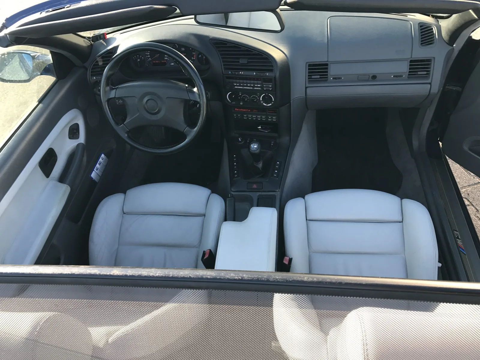 Intérieur BMW M3 E36 cabriolet accompagnée par Dans le Rétro