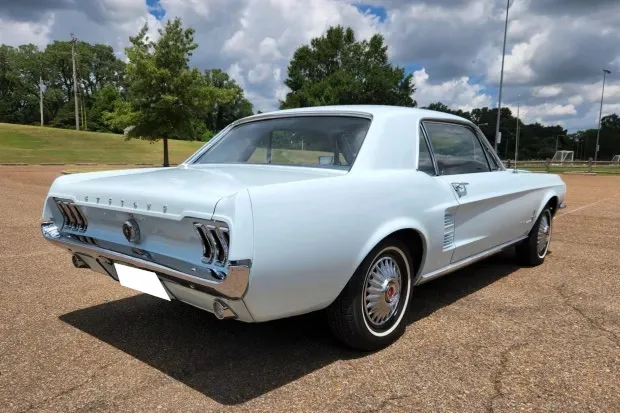 Ford Mustang 1967, vue arrière 3/4
