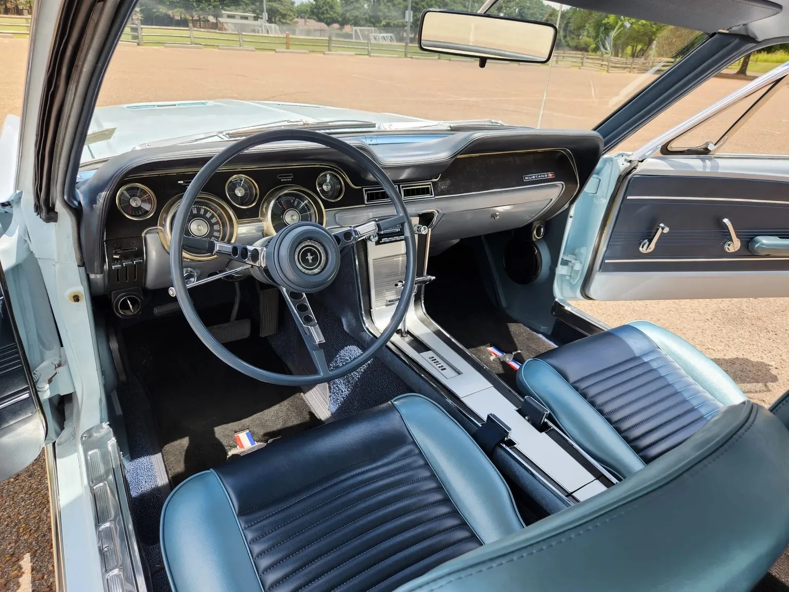 Ford Mustang 1967, habitacle vue d'ensemble