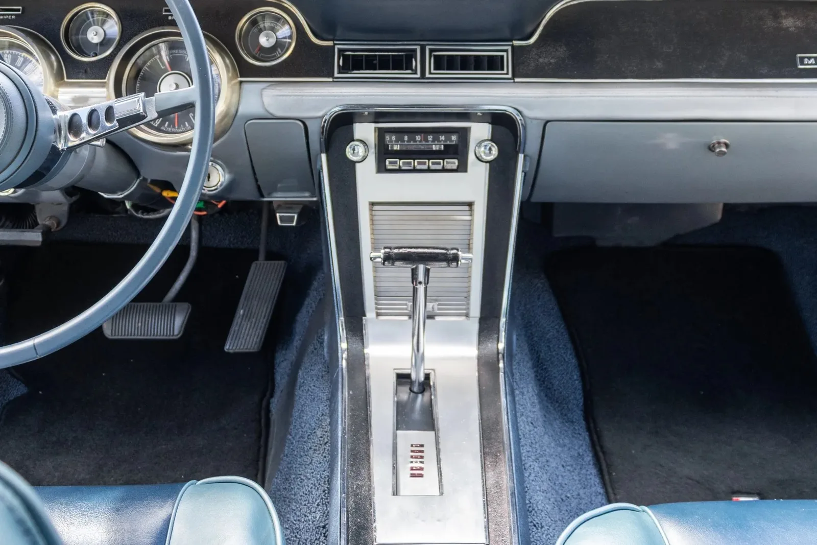 Ford Mustang 1967, console centrale et levier automatique